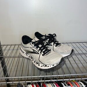 Brooks Adrenaline 21 White and Black Running Shoes